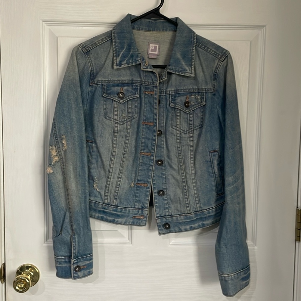 JCP women’s Jean jacket. Light blue wash. Size small. Four front pockets.